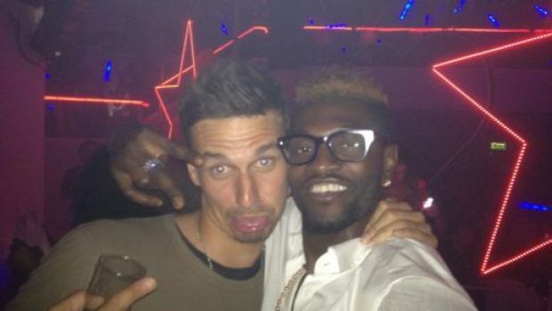 SUPER FOTO Il recunosti? Ce star din Liga I si-a facut poza cu Adebayor in vacanta la Ibiza!