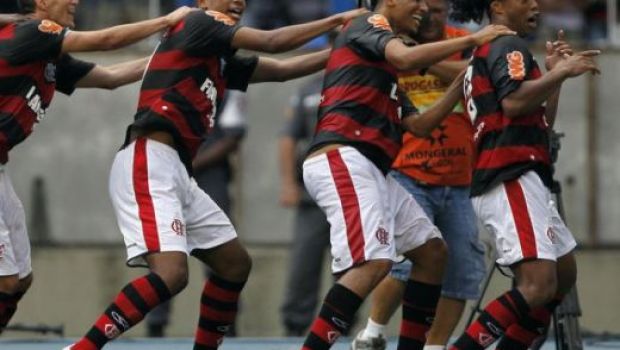 
	Ronaldinho, BEAT o zi intreaga dupa ce a scapat de Flamengo! Petrecere de 20 de milioane de euro care a tinut 24 de ore: &quot;Erau 5 femei la fiecare barbat!&quot;
