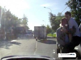VIDEO GENIAL! Cea mai PENALA bataie in trafic! Au vrut sa-si dea pumni, dar s-au imbratisat ca doi iubiti! Imagini UNICE :))