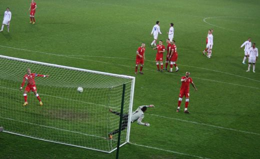 
	Cum asa ceva? Lazovic plange dupa un gol GENIAL anulat! La Serbia - Suedia, arbitrul si-a batut joc de fotbal! VIDEO
