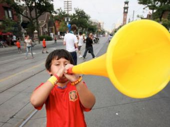 
	FIFA, in alerta! Zgomotul de la EURO iti SPARGE timpanele, ai grija unde stai! Vuvuzela &quot;made in Ucraina&quot; se numeste ZOZULICA :) si face un sunet insuportabil!
