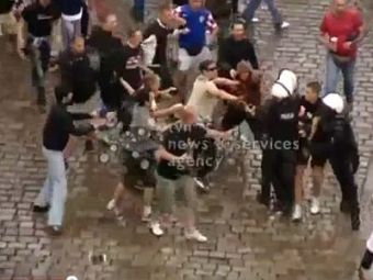 
	VIOLENTE INCREDIBILE in centrul orasului: Huliganii Croatiei si-au salvat un om de baza! Politistii polonezi i-au scapat printre degete! VIDEO
