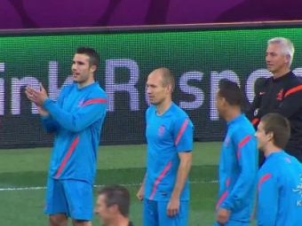 
	VIDEO SENZATIONAL! Sneijder, inca un moment superb la antrenament! Van Persie l-a aplaudat minute in sir! Faza cu care si-a umilit un coleg:
