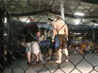 
	VIDEO DEMENTIAL! Iata de ce nu trebuie sa te pui cu un arbitru din MMA! KO-ul DEVASTATOR care l-a trimis in lumea viselor:

