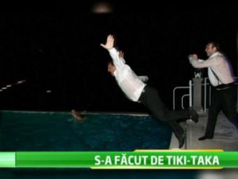 
	VIDEO Fostul presedinte al Barcei s-a facut de TIKI TAKA! S-a imbatat la o nunta si s-a aruncat imbracat in piscina! De mai multe ori :)
