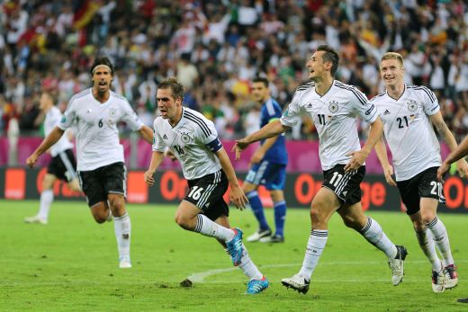 Germania joaca in semifinale cu Anglia/Italia! Khedira si Lahm au dat EUROGOLURI! Germania 4-2 Grecia! Nemtii vor al 4-lea titlu european!_6