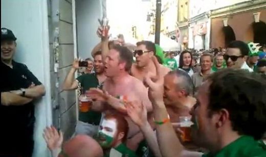 EUROBLOG, ZIUA 15 | Ei sunt adevaratii campioni: suporterii irlandezi si-au vandut un steag de la Euro cu 20.000 €!_10