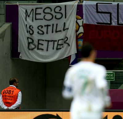 IMAGINEA ZILEI! Ronaldo nu scapa de COSMARUL Messi! Ce banner i-a stricat bucuria calificarii in semifinale:_1