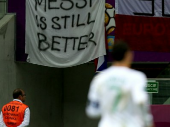 
	IMAGINEA ZILEI! Ronaldo nu scapa de COSMARUL Messi! Ce banner i-a stricat bucuria calificarii in semifinale:
