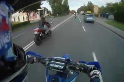 VIDEO BESTIAL! N-o sa-ti vina sa crezi cu cine a batut palma acest motociclist in viteza MAXIMA!
