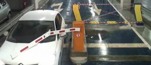 
	VIDEO: Reactie&nbsp;antologica a unei bulgaroaice dupa ce a intrat cu masina in bariera din prostia ei!
