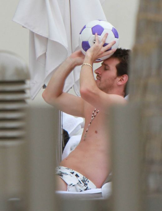 Messi nu se dezlipeste de minge! SUPER FOTO! Ce face pe plaja in vacanta de la Miami!_5