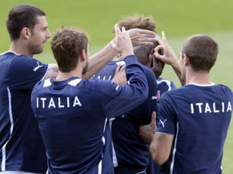 
	Imagini SENZATIONALE de la antrenamentul Italiei! Balotelli e adevaratul BUFFON din echipa!
