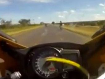 
	VIDEO SENZATIONAL! Motociclist atacat de SARPE in timp ce gonea cu 250 KM/H! Cum a reactionat: &nbsp;
