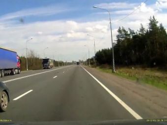 VIDEO INGROZITOR! Ce se intampla cand soferul unui camion ADOARME la volan!