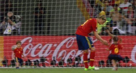 
	EUROBLOG, ZIUA 24 | Spaniolii au renuntat la &quot;CAMPEONES&quot; si se inchina in fata jucatorilor! Torres, moment SUPERB la finalul meciului:
