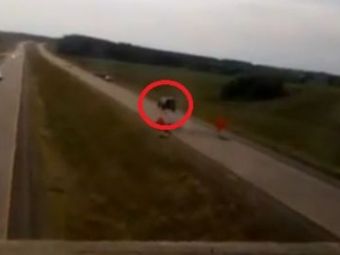 
	VIDEO: Legati-va centurile! Baiatul asta i-a dat atat de tare ca a decolat cu&nbsp;SUV-ul&nbsp;pe autostrada!
