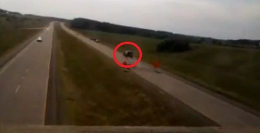 
	VIDEO: Legati-va centurile! Baiatul asta i-a dat atat de tare ca a decolat cu&nbsp;SUV-ul&nbsp;pe autostrada!
