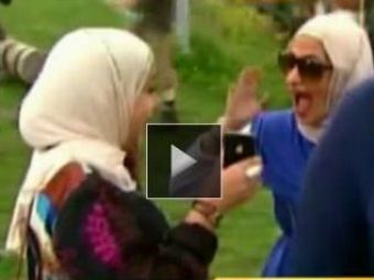 
	VIDEO: Bonetti, idolul femeilor in Austria! &quot;Plec de aici cu 6 neveste!&quot; :) Cum a vrajit un grup de araboaice si ce reactie a avut cand a dat peste &quot;Messi&quot;:
