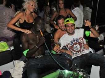 
	Balotelli si-a revenit dupa Euro! Fumeaza BONG si bea de stinge in timp ce o blonda sexy ii face masaj! Imaginile compromitatoare:
