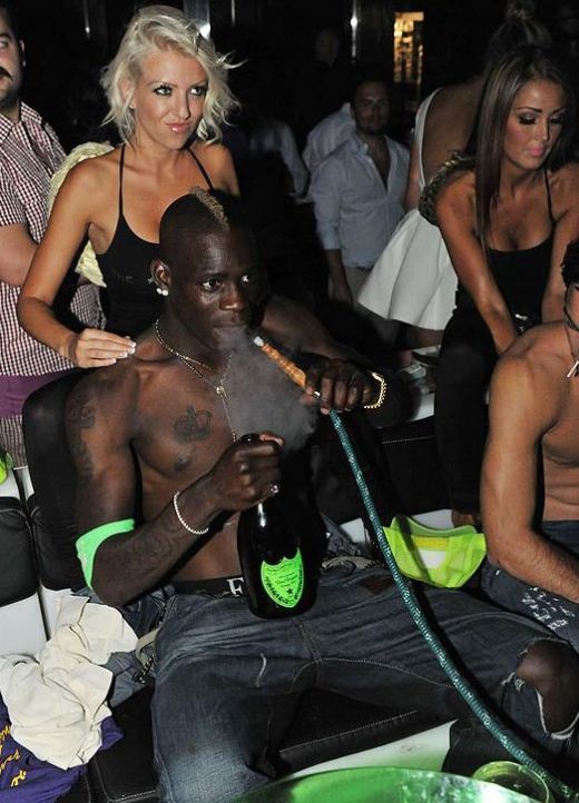 Balotelli si-a revenit dupa Euro! Fumeaza BONG si bea de stinge in timp ce o blonda sexy ii face masaj! Imaginile compromitatoare:_3