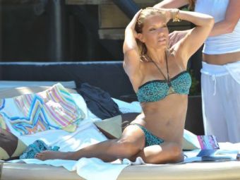 FOTO SUPER HOT! Cea mai BUNA sotie de fotbalist face senzatie la plaja! Cine il consoleaza pe Van der Vaart dupa EURO: