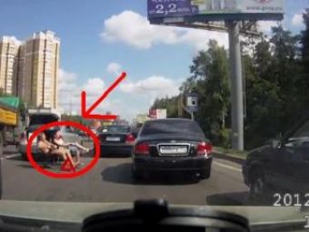 
	VIDEO: Ce crezi ca fac rusii astia goi si dusi cu capul in mijlocul drumului?
