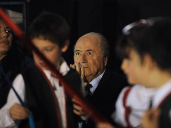 
	Scandal URIAS in fotbal! Blatter si-a pus mainile in cap! Omul care l-a invatat tot ce stie, anchetat pentru CORUPTIE!
