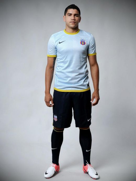 Steaua si-a prezentat oficial noul echipament: Tanase a fost primul care l-a imbracat! SUPER FOTO:_2