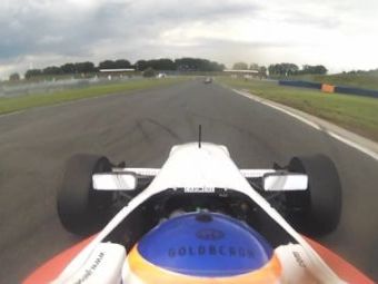 
	VIDEO: Cel mai dement pilot in viata face un gest uluitor la peste 200 de km/h intr-o masina de curse!
