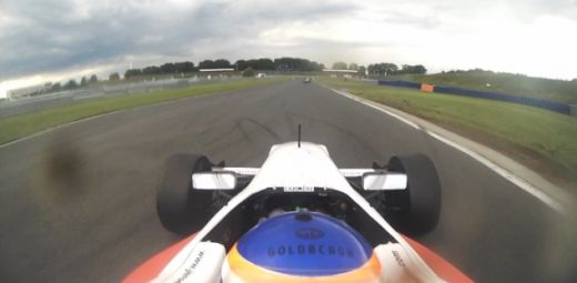 
	VIDEO: Cel mai dement pilot in viata face un gest uluitor la peste 200 de km/h intr-o masina de curse!
