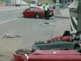 VIDEO: Moscova, 2012! 200.000 de euro si cu 200 km/h in stalp! Toti 4 din masina au scapat intacti!