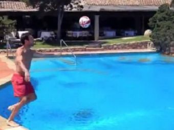 
	VIDEO SENZATIE la piscina! Fabregas a inventat o noua super lovitura! Cum se antreneaza in vacanta!
