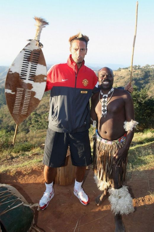 Imagini senzationale: Man United, cumparata de un TRIB din Africa! Jucatorii au fost obligati sa faca poze cu mascota: un sarpe care tocmai mancase un om :)_2