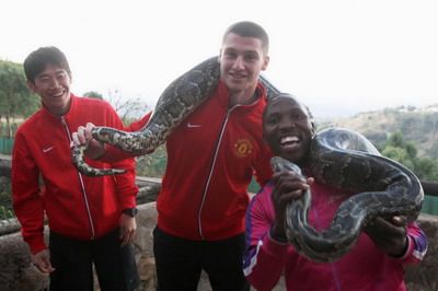 Imagini senzationale: Man United, cumparata de un TRIB din Africa! Jucatorii au fost obligati sa faca poze cu mascota: un sarpe care tocmai mancase un om :)_6