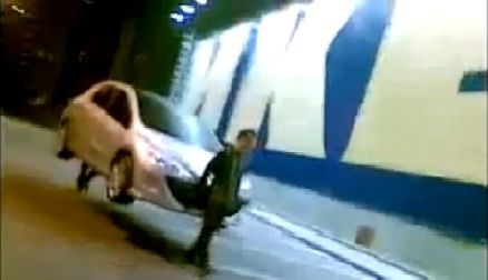 
	VIDEO: Ce lume nebuna! 2 oameni au luat pe sus o masina din parcarea de la Ikea!
