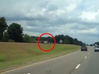 
	VIDEO: Cel mai stupid sofer din lume sfideaza regulile si termina tragic intr-un SUV!
