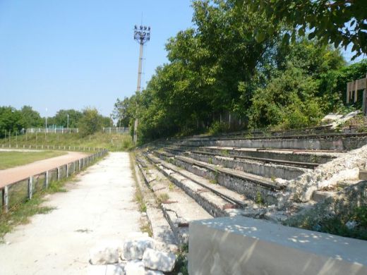 FOTO FABULOS! Mai rau de atat NU se poate! N-ai vazut niciodata asa ceva! Cum arata stadioanele in Moldova_1