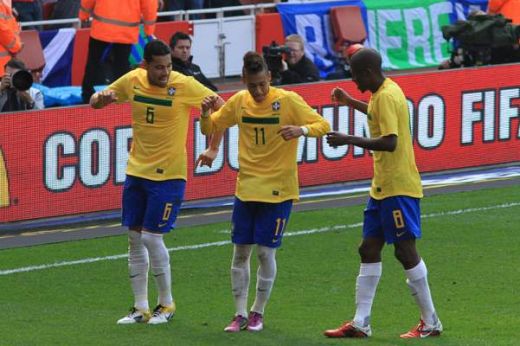 
	VIDEO: Samba a ajuns la Londra! Fenomenele Neymar si Sandro ii invata pe englezi cum sa se distreze! Vezi cum au dansat:
