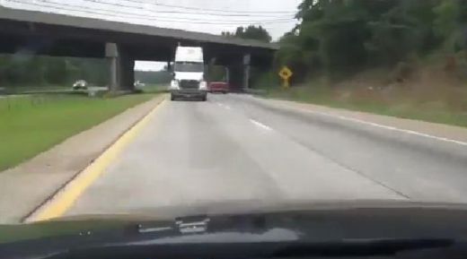 
	VIDEO INCREDIBIL! Farsa NEBUNA pe autostrada! Cum si-a trezit sotia care adormise in masina!
