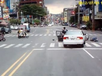 
	VIDEO: Reactii uluitoare ale soferilor si ale ambulantei dupa ce un dement imprastie un grup de scuteristi ca pe popice!
