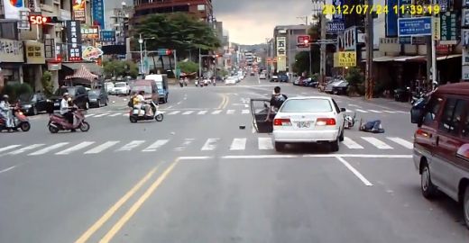 
	VIDEO: Reactii uluitoare ale soferilor si ale ambulantei dupa ce un dement imprastie un grup de scuteristi ca pe popice!
