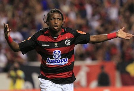 
	FABULOS! CFR pregateste o BOMBA pentru Liga! Pustiul crescut langa Ronaldinho pentru care Paszkany vinde TOT! Vezi ce goluri da si cat costa
