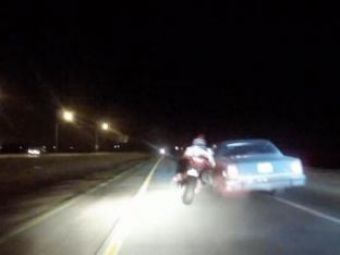 
	VIDEO: Un sofer beat sau drogat&nbsp;face tot ce poate ca&nbsp;sa omoare cativa motociclisti pe autostrada! Ce pedeapsa merita?
