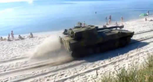 
	VIDEO: Panica pe litoral!&nbsp;Un convoi neanuntat de&nbsp;tancuri rusesti au&nbsp;speriat turistii si au facut haos pe plaja!