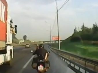 
	VIDEO:&nbsp;Doi rusi si-o trag&nbsp;pe motor in mijlocul zilei, pe autostrada! Si&nbsp;toata lumea filmeaza!
