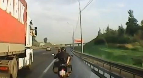 
	VIDEO:&nbsp;Doi rusi si-o trag&nbsp;pe motor in mijlocul zilei, pe autostrada! Si&nbsp;toata lumea filmeaza!
