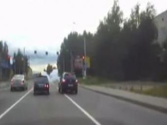 
	VIDEO SOCANT: Executie in stil mafiot la rusi! L-au depasit si au tras in masina cu pistolul&nbsp;fara nici o jena!
