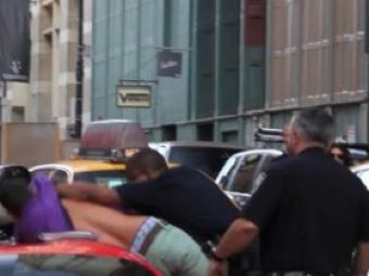 
	VIDEO: Bataie in strada la New York intre politie si un sofer de Ferrari! Soferul a dat intentionat peste ei cu masina!
