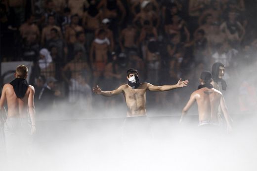 Incidente la PAOK - Rapid Viena: Suporterii au fost la un pas sa dea foc la stadion! Vezi cum au fost 'calmati' VIDEO_2